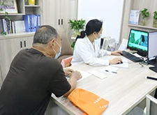 耐心仔细看诊